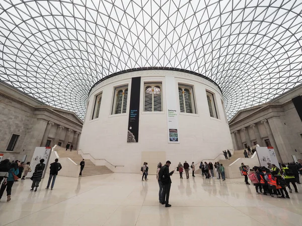 ロンドン イギリス Circa 2022年10月 建築家ノーマン フォスターが設計した大英博物館裁判所の人々 — ストック写真