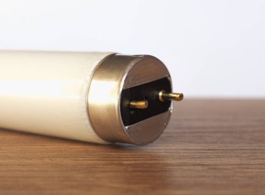 Tahta masaüstünde floresan lamba.