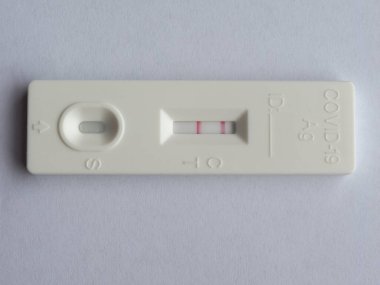 Pozitif Covid 19 antijen hızlı test örneği