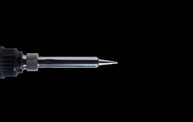 PCb yazdırılmış devre kartlarında elektrik bileşenlerinin kablo lehimlenmesi için lehim ucu siyah arkaplan üzerinde