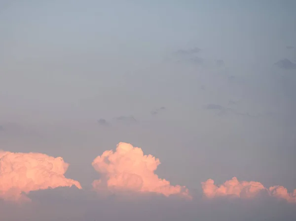 夕阳西下有红云的戏剧性天空作为背景 — 图库照片