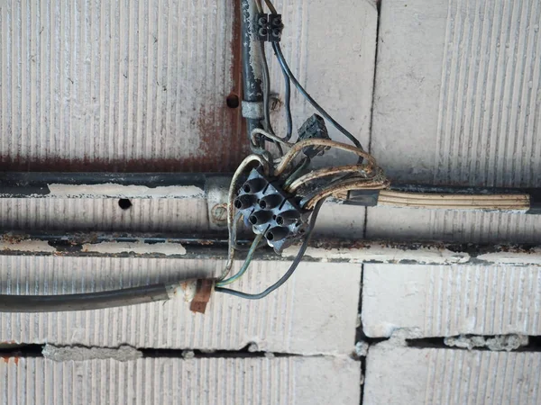 配管線やコネクタ付きの古い電気システム — ストック写真