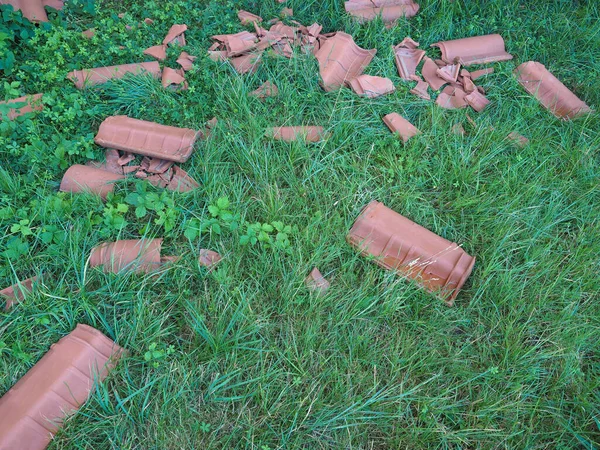 Střešní Tašky Poškozené Vichřicí Během Hurikánu — Stock fotografie