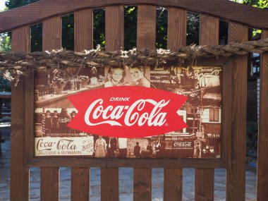 BRNO, CZECH CUMHURİYETİ - CRCA EPSİM 2022: Coca Cola işareti için