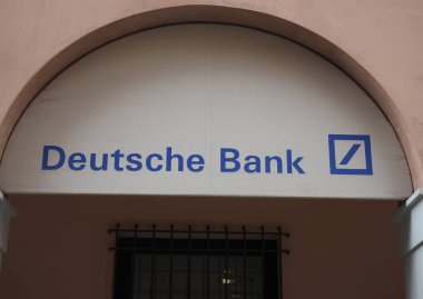 BOLOGNA, İTALYA - CIRCA Eylül 2022: Deutsche Bank mağaza önü