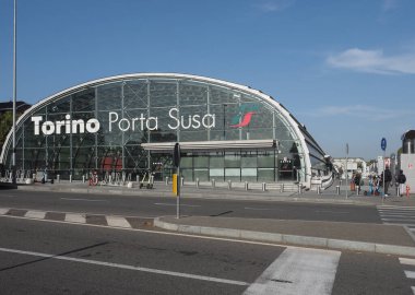 TURIN, İTALYA - CRCA ECTOBER 2022: Torino Susa Demiryolu İstasyonu