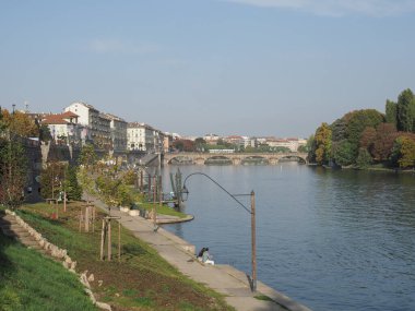 TURIN, İtalya - CIRCA ECTOBER 2022: Fiume Po Çevirisi Po Nehri