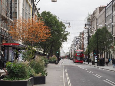 LONDON, İngiltere - CRCA ECTOBER 2022: Oxford Caddesi 'ndeki İnsanlar