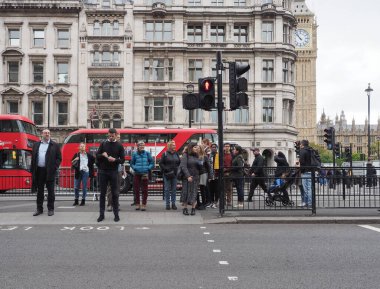 LONDON, İngiltere - CIRCA ECTOBER 2022: Londra 'nın merkezinde insanlar