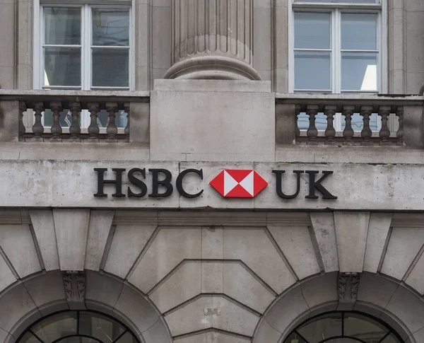 LONDON, İngiltere - CIRCA ECTOBER 2022: HSBC banka mağaza önü işareti