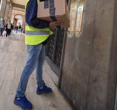 BOLOGNA, İTALYA - CRCA EPTESİ 2022: Amazon Teslimatı