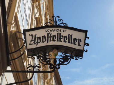 VIENNA, AUSTRIA - CIRCA EPTESİ 2022 Zwoelf Apostelkeller Kneipe Pub tabelası