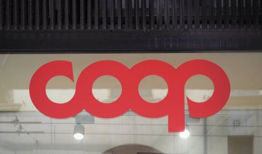 BOLOGNA, İTALYA - CRCA EPTEBERİ 2022: Coop süpermarket önü