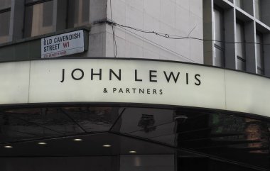 LONDON, İngiltere - CIRCA ECTOBER 2022: John Lewis ve Ortakları mağaza önü imzası