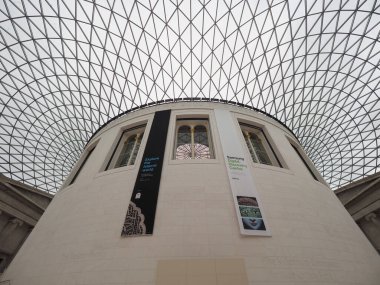 LONDON, İngiltere - CIRCA ECTOBER 2022: Mimar Lord Norman Foster tarafından tasarlanan British Museum 'daki büyük mahkeme
