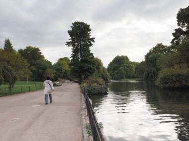 LONDON, İngiltere - CIRCA ECTOBER 2022: Saint James 's Park manzarası