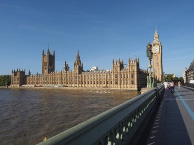 LONDON, İngiltere - CIRCA ECTOBER 2022: Parlamento binaları nam-ı diğer Westminster Sarayı ve Westminster Köprüsü