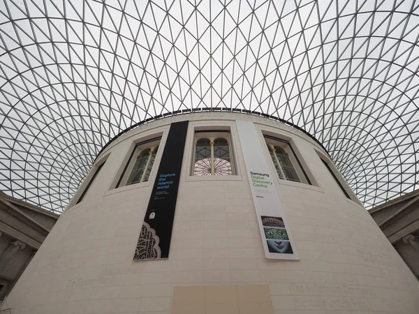 ロンドン イギリス Circa 2022年10月 建築家ノーマン フォスターが設計した大英博物館の大法廷 — ストック写真