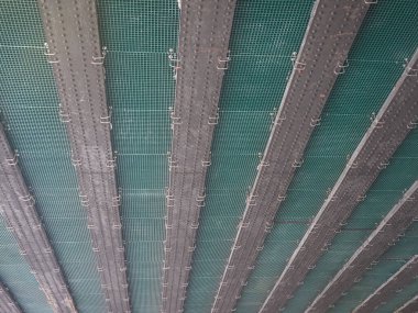 Güvercin koruması olarak kuş ağları köprü altında