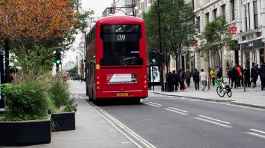 LONDON, İngiltere - CIRCA Kasım 2022: Çift katlı kırmızı otobüs Oxford Caddesi