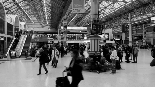 Лондон Великобритания Circa November 2022 Люди Вокзале Виктория Черно Белом — стоковое фото