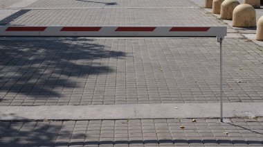 Kopya alanı olan park engeli kolu