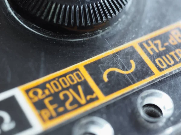 Elektriska Symboler Ett Vintage Analogt Multimeter Mätinstrument — Stockfoto