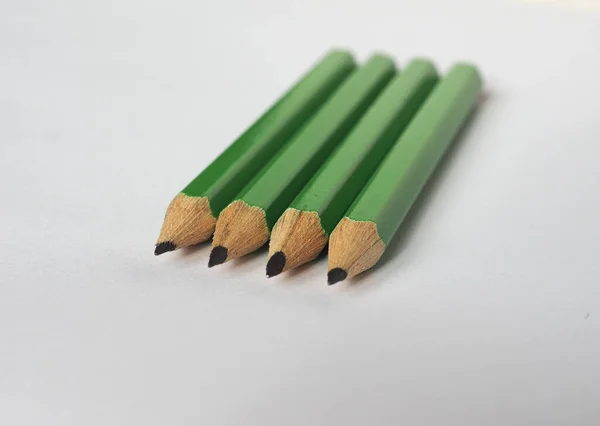 Čtyři Zelené Tužky Prázdném Listu Papíru Kopírovacím Prostorem — Stock fotografie
