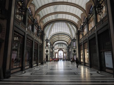 TURIN, İTALYA - CIRCA Eylül 2022: Galleria San Federico Atari Salonu