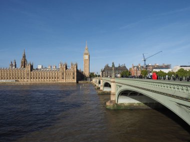 LONDON, İngiltere - CIRCA ECTOBER 2022: Parlamento binaları nam-ı diğer Westminster Sarayı ve Westminster Köprüsü