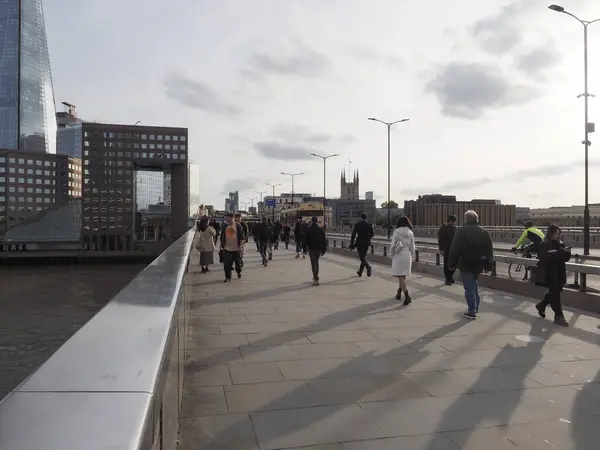 Londres Royaume Uni Circa Octobre 2022 Personnes Traversant Pont Londres — Photo