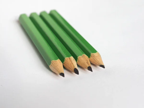 Cuatro Lápices Verdes Hoja Papel Blanco Con Espacio Copia —  Fotos de Stock