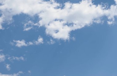 Arkaplan olarak kullanışlı bulutlu mavi gökyüzü