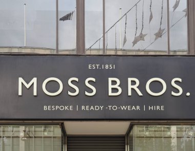 LONDON, İngiltere - CRCA ECTOBER 2022: Moss Bros mağaza önü tabelası