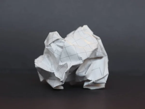濃い灰色の背景に白い紙のボール — ストック写真