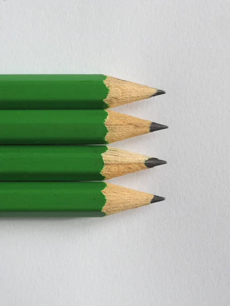 コピースペースのある4枚の緑の鉛筆 — ストック写真