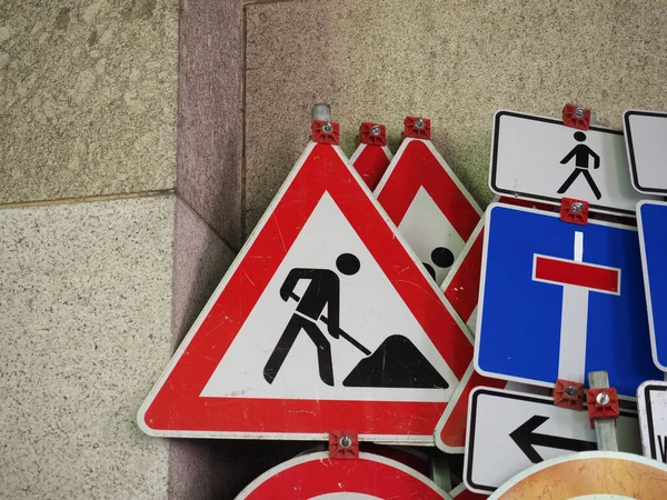 Wiele Niemieckich Znaków Tym Zakaz Parkowania Zatrzymywania Się Nie Drogi — Zdjęcie stockowe