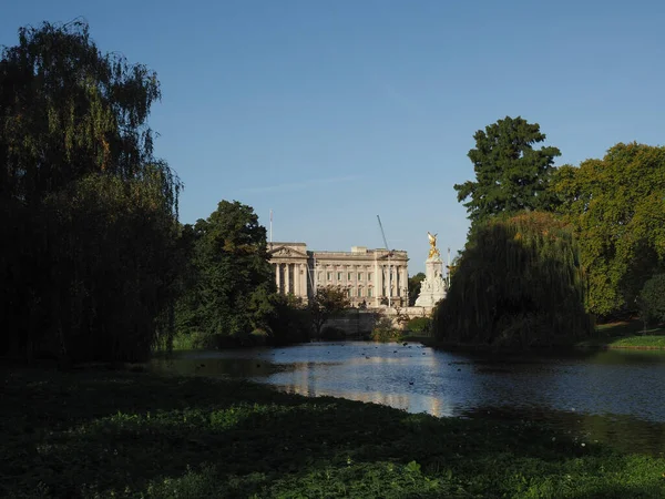 Buckingham Palace Και James Park Στο Λονδίνο Ηνωμένο Βασίλειο — Φωτογραφία Αρχείου