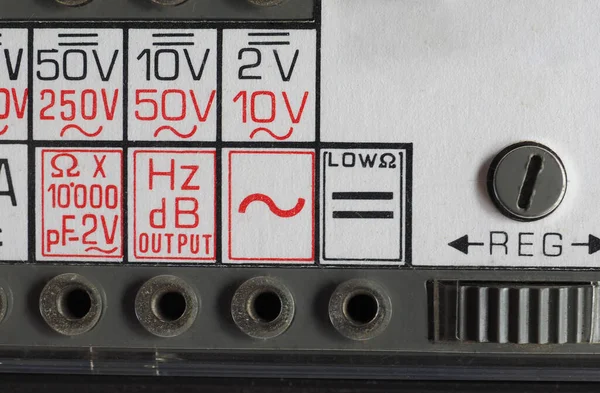 Elektrische Symbole Auf Einem Alten Analogen Multimeter Messgerät — Stockfoto