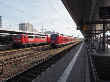 NUERNBERG, GERMANY - CIRCA HAZE 2022: Nuernberg Hauptbahnhof merkez istasyonundaki trenler