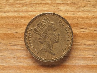 LONDON, UK - CIRCA 2022: Birleşik Krallık para birimi olan Kraliçe II. Elizabeth 'in portresini gösteren bir sterlin ters yüzü