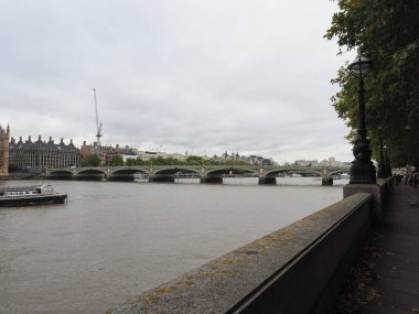 LONDON, İngiltere - CIRCA ECTOBER 2022: Thames Nehri ve Westminster Köprüsü 'nün panoramik manzarası
