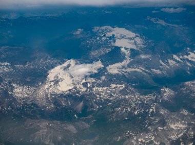 Valle d Aosta 'daki Blanc Dağı' nın Aosta Vadisi 'ndeki hava manzarası.