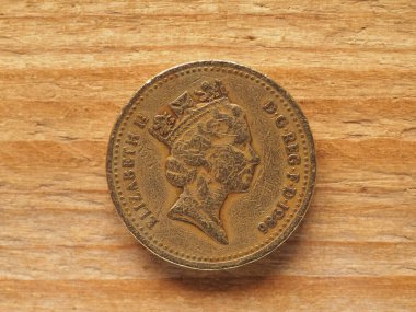 LONDON, UK - CIRCA 2022: Birleşik Krallık para birimi olan Kraliçe II. Elizabeth 'in portresini gösteren bir sterlin ters yüzü