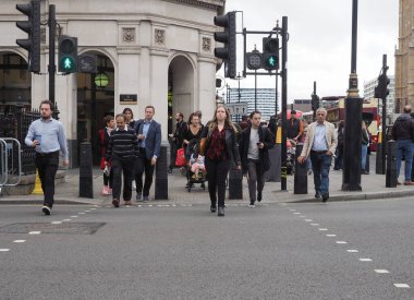 LONDON, İngiltere - CIRCA ECTOBER 2022: Londra 'nın merkezinde insanlar