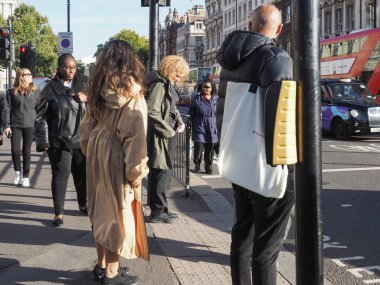 LONDON, İngiltere - CIRCA ECTOBER 2022: Şehir merkezinde insanlar