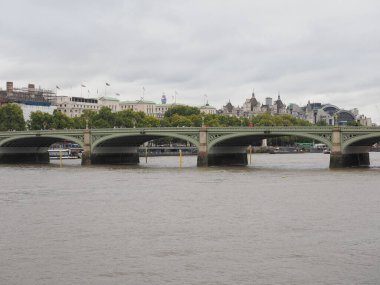 LONDON, İngiltere - CIRCA ECTOBER 2022: Thames Nehri ve Westminster Köprüsü 'nün panoramik manzarası