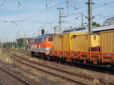 NUERNBERG, GERMANY - CIRCA HAZE 2022: Nuernberg Hauptbahnhof merkez istasyonundaki trenler