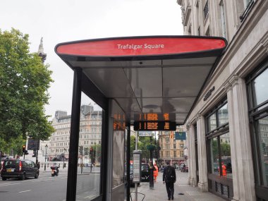 Londra, İngiltere - CIRCA ECTOBER 2022: Trafalgar Meydanı 'nda otobüs durağı