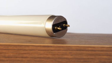 Tahta masaüstünde floresan lamba.